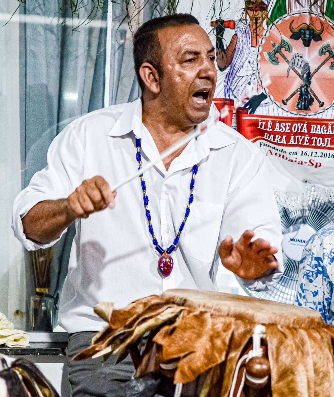 Ogan Luciano tocando atabaque durante uma aula de atabaque em São Paulo